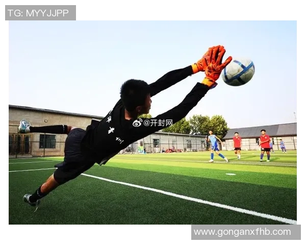 火车足球：在铁轨上奔跑的梦想与激情交织的绿茵场